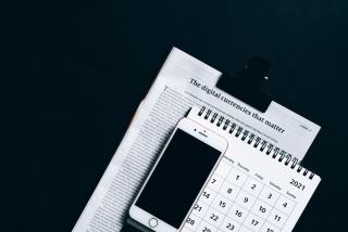 Calendrier d'échéances annuelles posé sur des documents de brevet