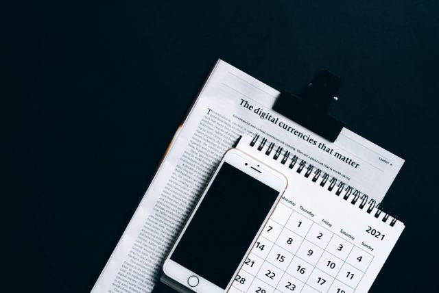 Echeancier des annuites de brevet Calendrier d'échéances annuelles posé sur des documents de brevet